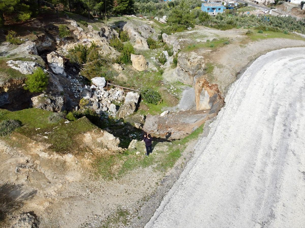 Hatay'da depremin ardından yarıklar oluştu