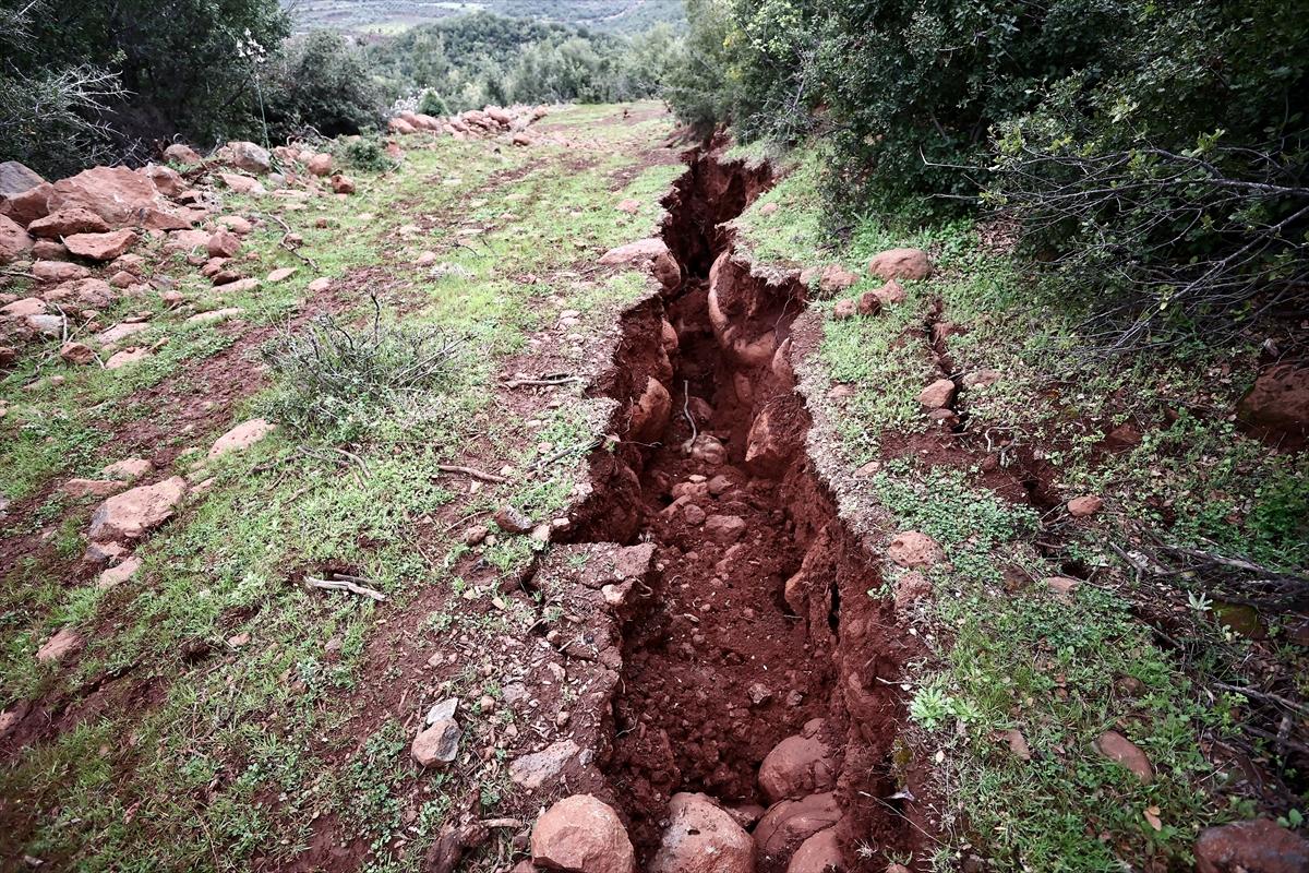 Hatay'da depremin ardından yarıklar oluştu
