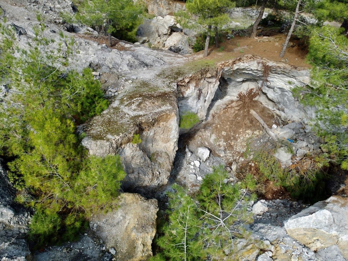 Hatay'da depremin ardından yarıklar oluştu