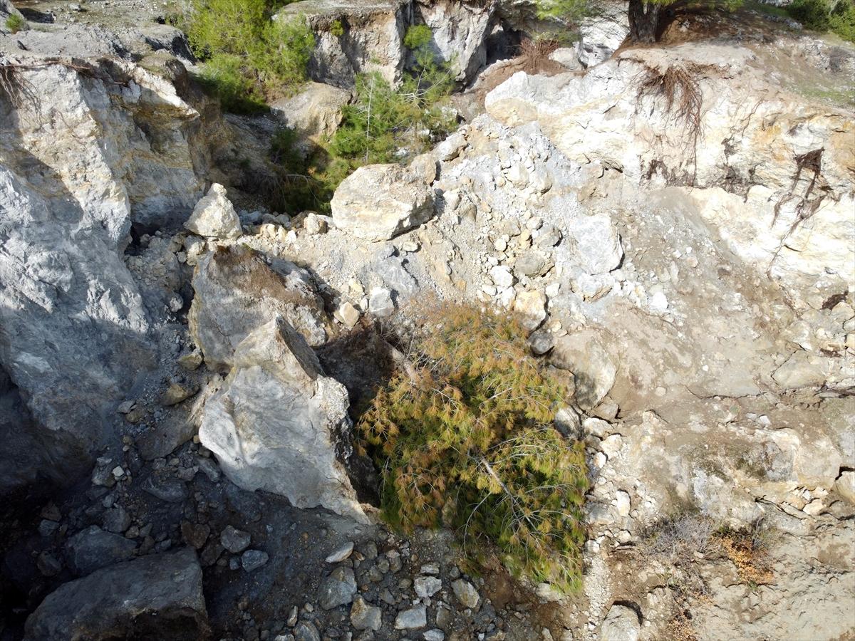 Hatay'da depremin ardından yarıklar oluştu