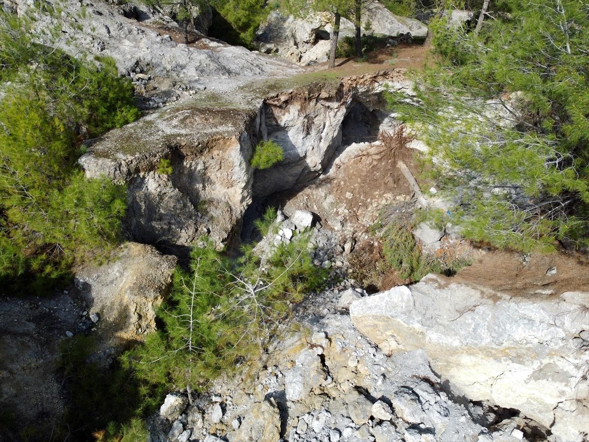 Hatay'da depremin ardından yarıklar oluştu