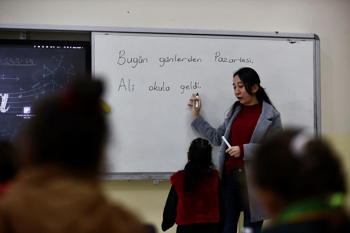 Depremin vurduğu 4 ilde eğitime başlandı: Sevinçler karelere yansıdı