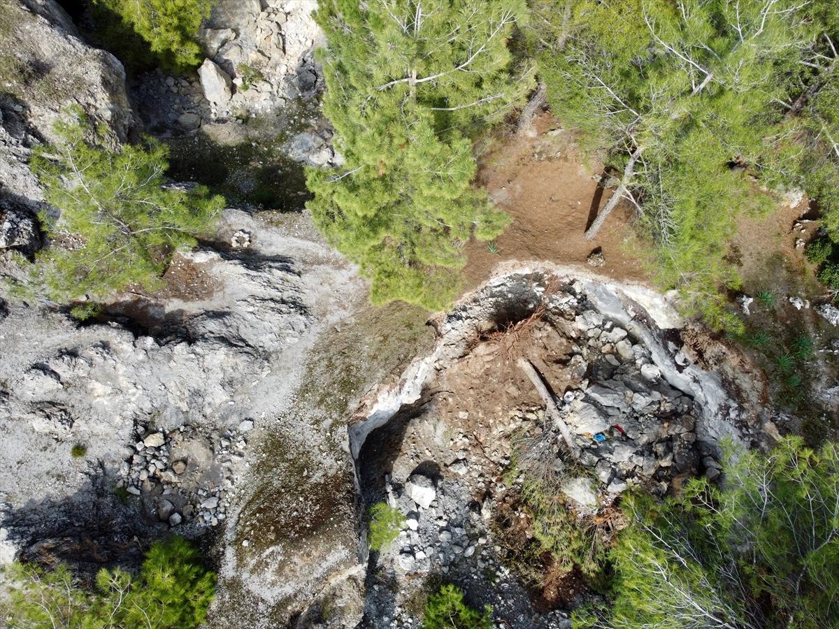 Hatay'da depremin ardından yarıklar oluştu