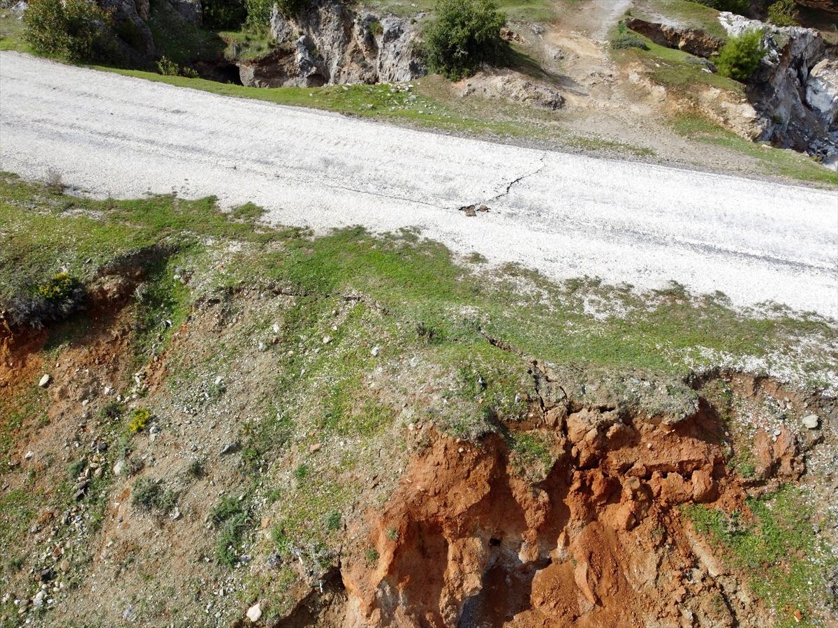 Hatay'da depremin ardından yarıklar oluştu