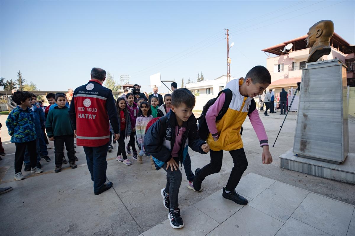 Depremin vurduğu 4 ilde eğitime başlandı: Sevinçler karelere yansıdı