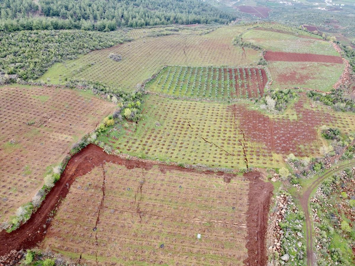 Hatay'da depremin ardından yarıklar oluştu