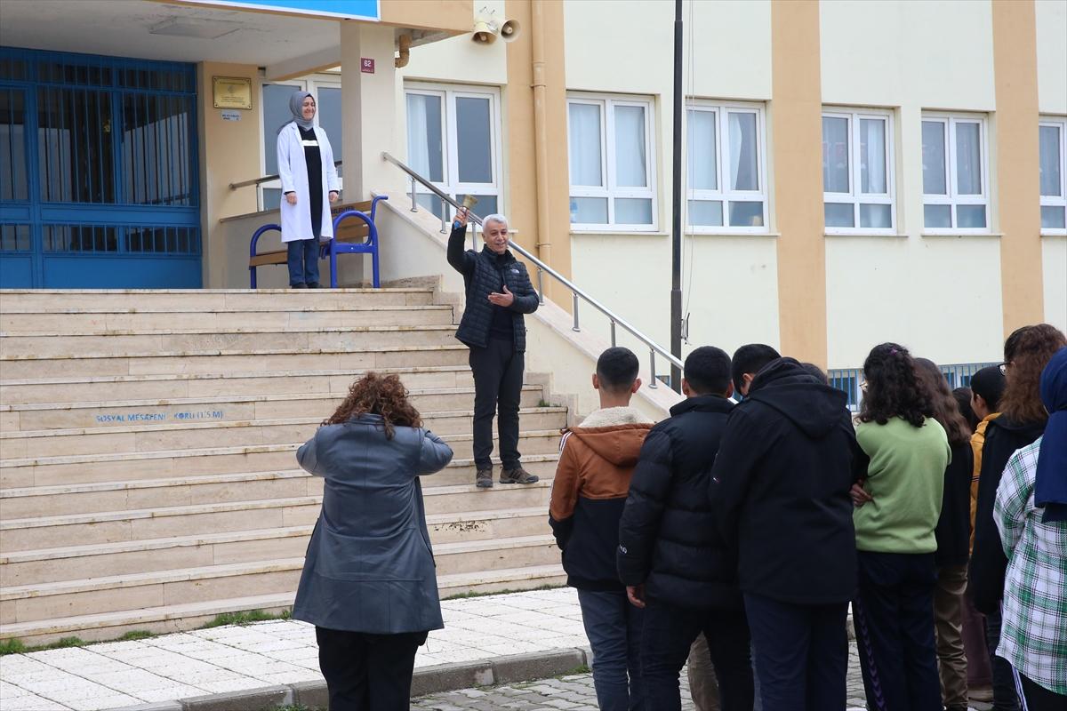 Depremin vurduğu 4 ilde eğitime başlandı: Sevinçler karelere yansıdı