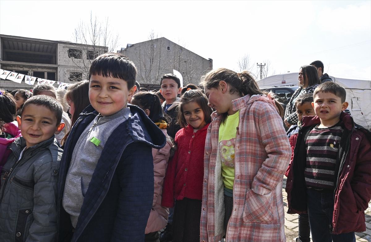 Depremin vurduğu 4 ilde eğitime başlandı: Sevinçler karelere yansıdı