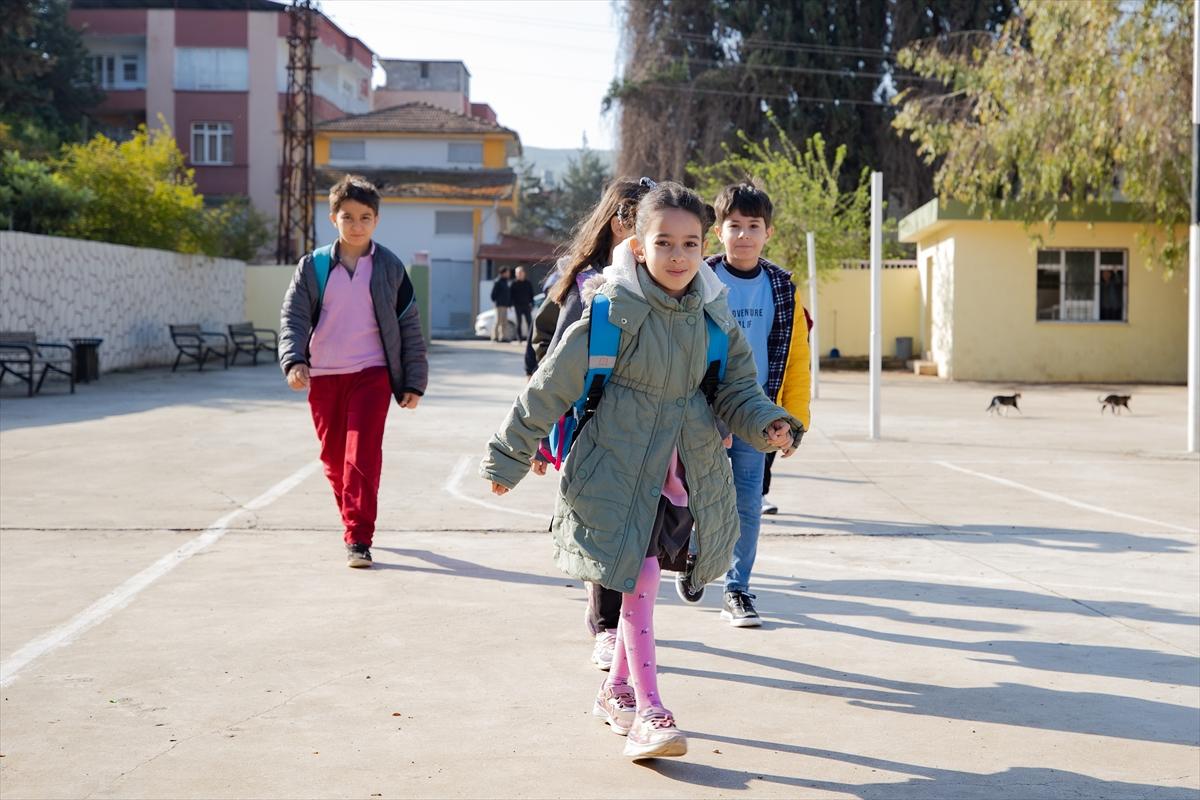 Depremin vurduğu 4 ilde eğitime başlandı: Sevinçler karelere yansıdı