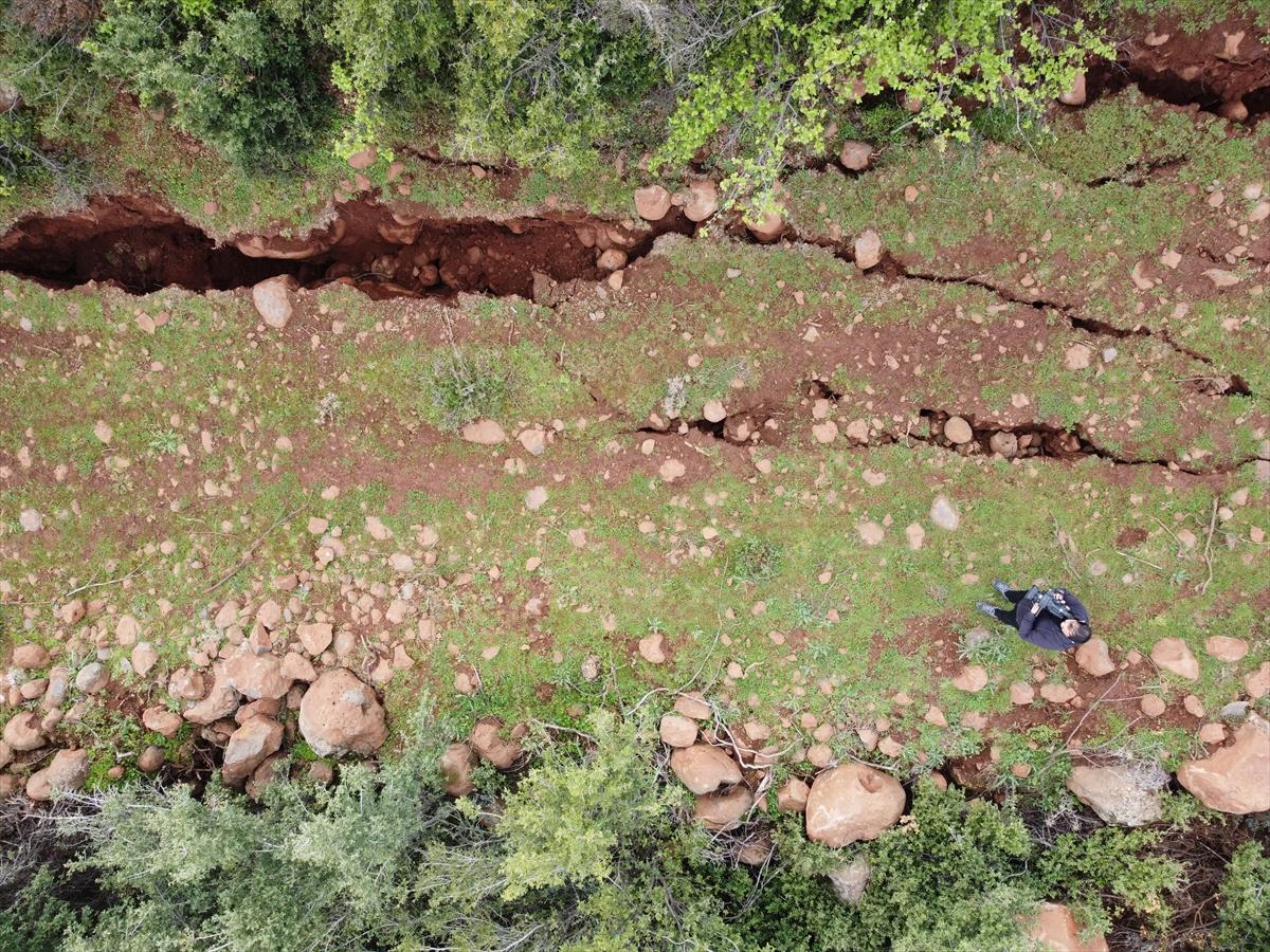 Hatay'da depremin ardından yarıklar oluştu