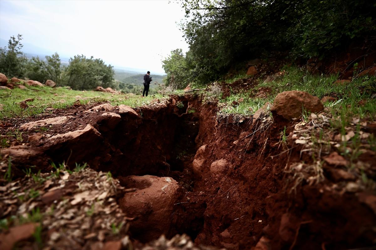 Hatay'da depremin ardından yarıklar oluştu