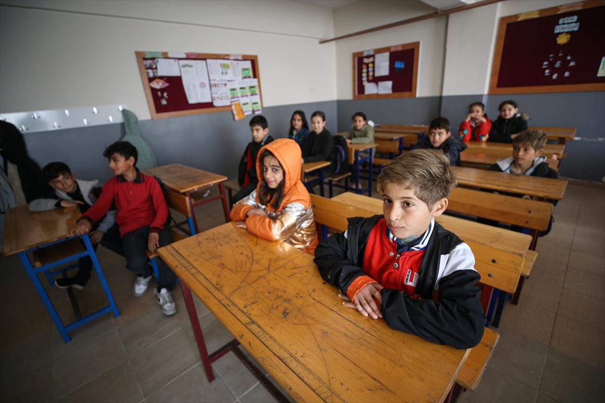 Depremin vurduğu 4 ilde eğitime başlandı: Sevinçler karelere yansıdı