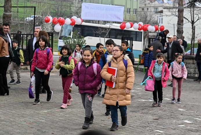 Depremin vurduğu 4 ilde eğitime başlandı: Sevinçler karelere yansıdı