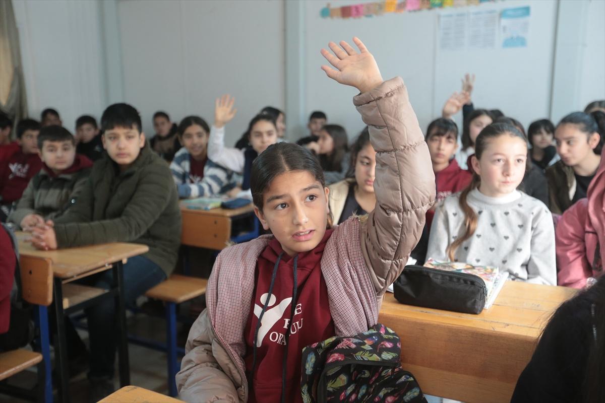 Depremin vurduğu 4 ilde eğitime başlandı: Sevinçler karelere yansıdı