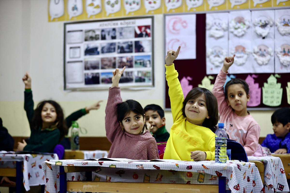 Depremin vurduğu 4 ilde eğitime başlandı: Sevinçler karelere yansıdı