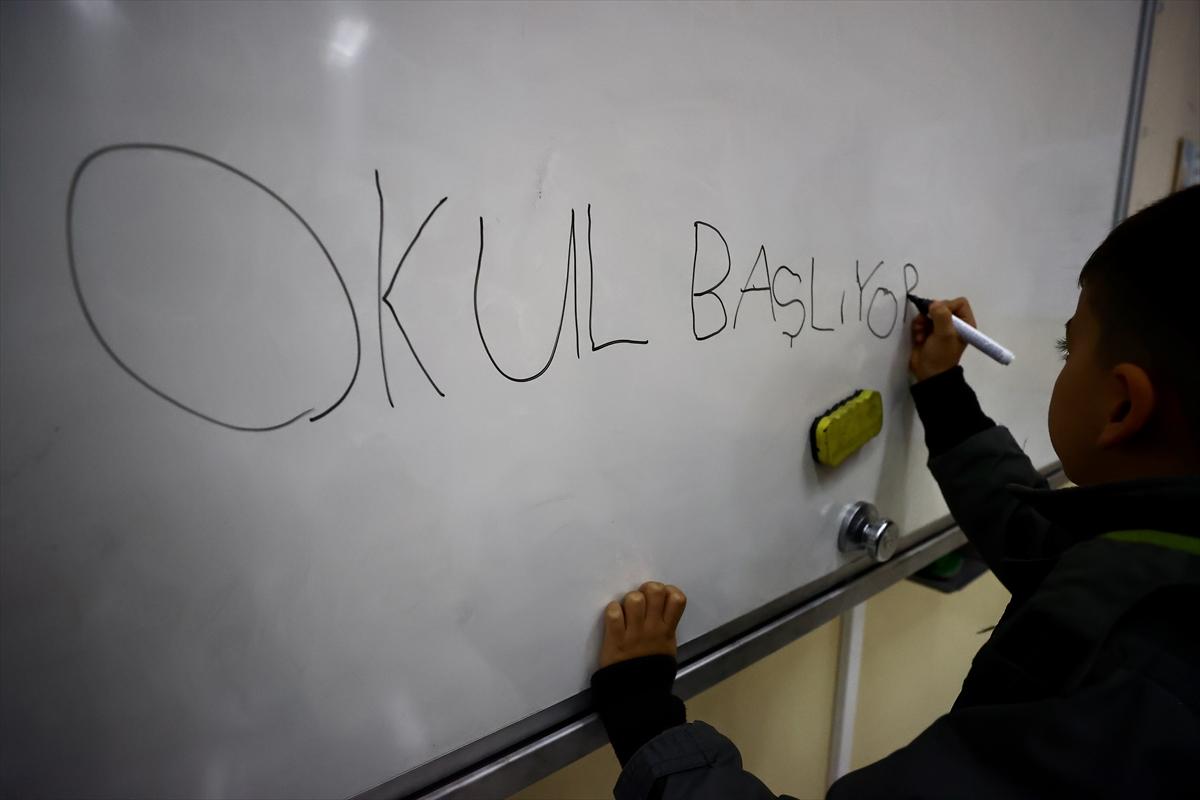 Depremin vurduğu 4 ilde eğitime başlandı: Sevinçler karelere yansıdı