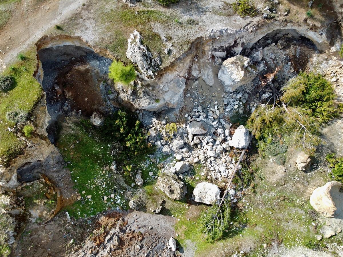 Hatay'da depremin ardından yarıklar oluştu