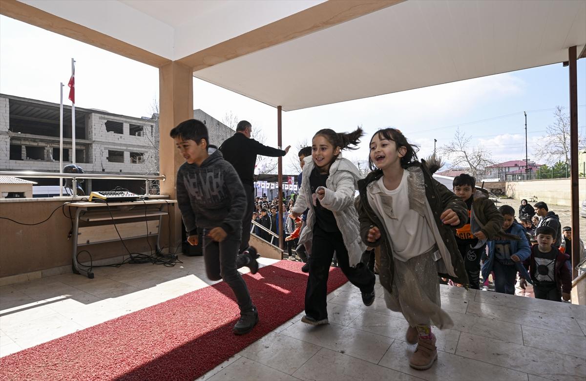 Depremin vurduğu 4 ilde eğitime başlandı: Sevinçler karelere yansıdı