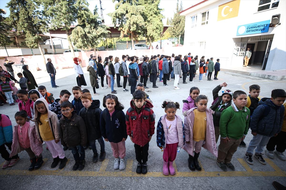 Depremin vurduğu 4 ilde eğitime başlandı: Sevinçler karelere yansıdı