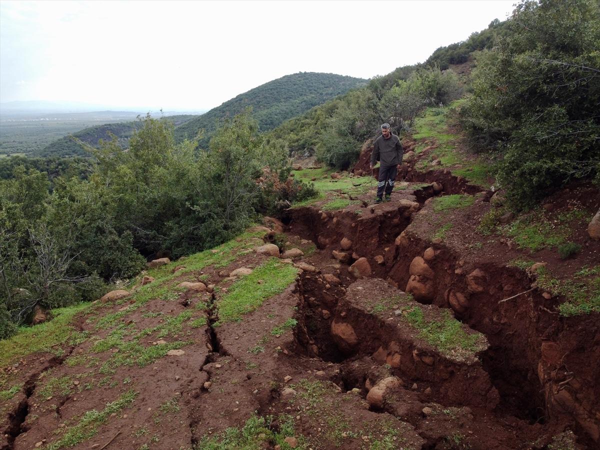 Hatay'da depremin ardından yarıklar oluştu