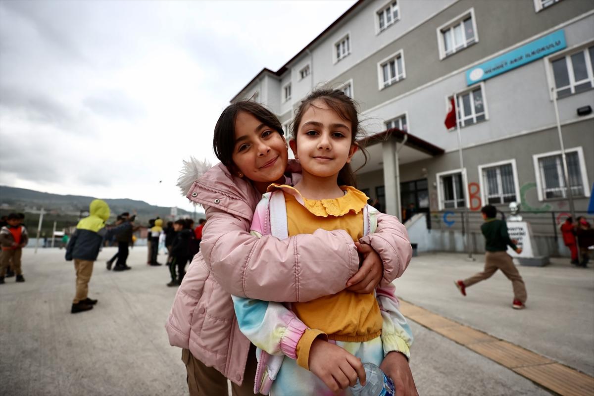Depremin vurduğu 4 ilde eğitime başlandı: Sevinçler karelere yansıdı