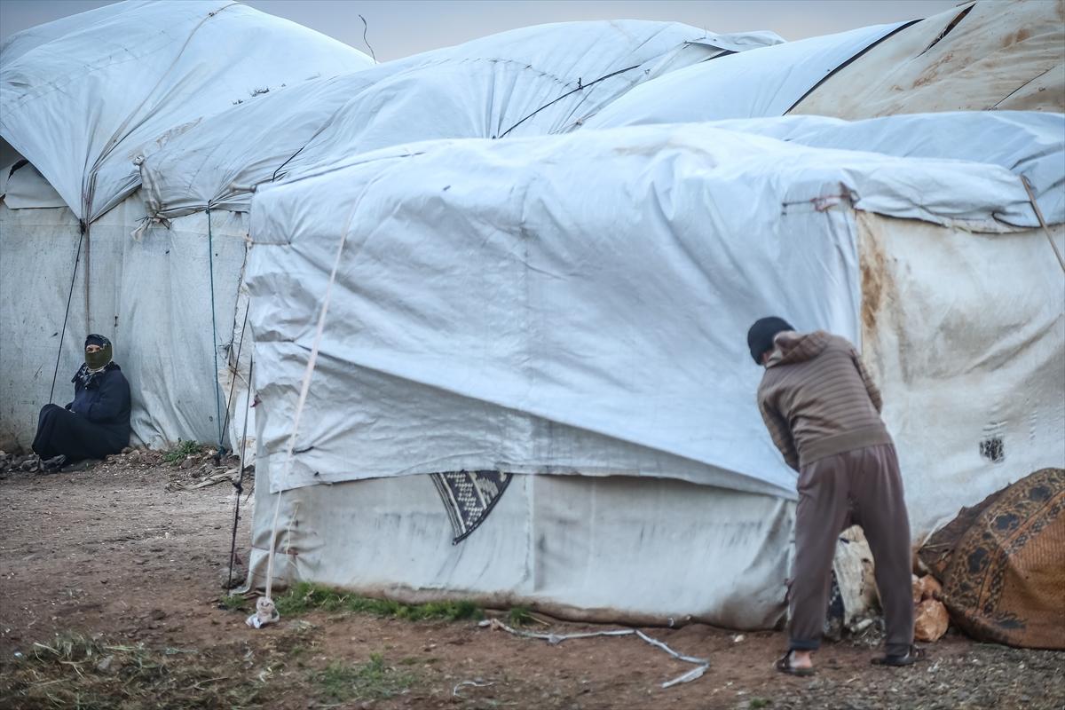 İdlib'te 2 gündür etkili olan fırtına 32 bin sivili vurdu