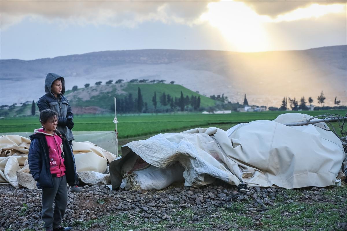 İdlib'te 2 gündür etkili olan fırtına 32 bin sivili vurdu