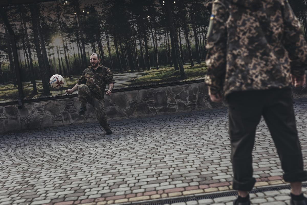 Savaşın gölgesinde Ukrayna ordusu için rehabilitasyon merkezi kuruldu