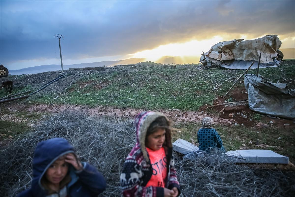 İdlib'te 2 gündür etkili olan fırtına 32 bin sivili vurdu