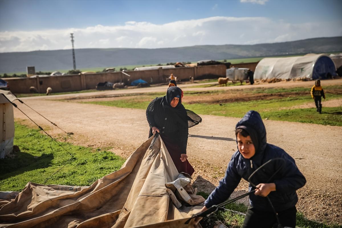 İdlib'te 2 gündür etkili olan fırtına 32 bin sivili vurdu