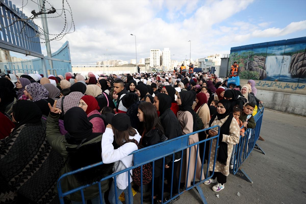 İsrail, Filistinlilerin Kudüs'e girişini kısıtladı