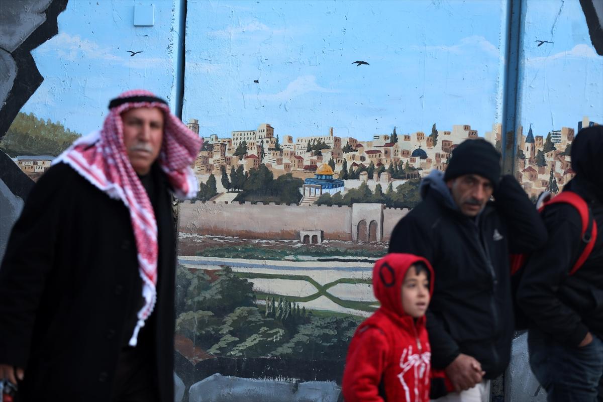 İsrail, Filistinlilerin Kudüs'e girişini kısıtladı