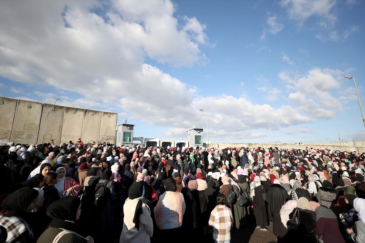 İsrail, Filistinlilerin Kudüs'e girişini kısıtladı