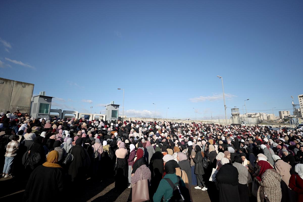 İsrail, Filistinlilerin Kudüs'e girişini kısıtladı