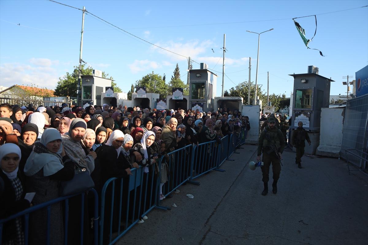 İsrail, Filistinlilerin Kudüs'e girişini kısıtladı
