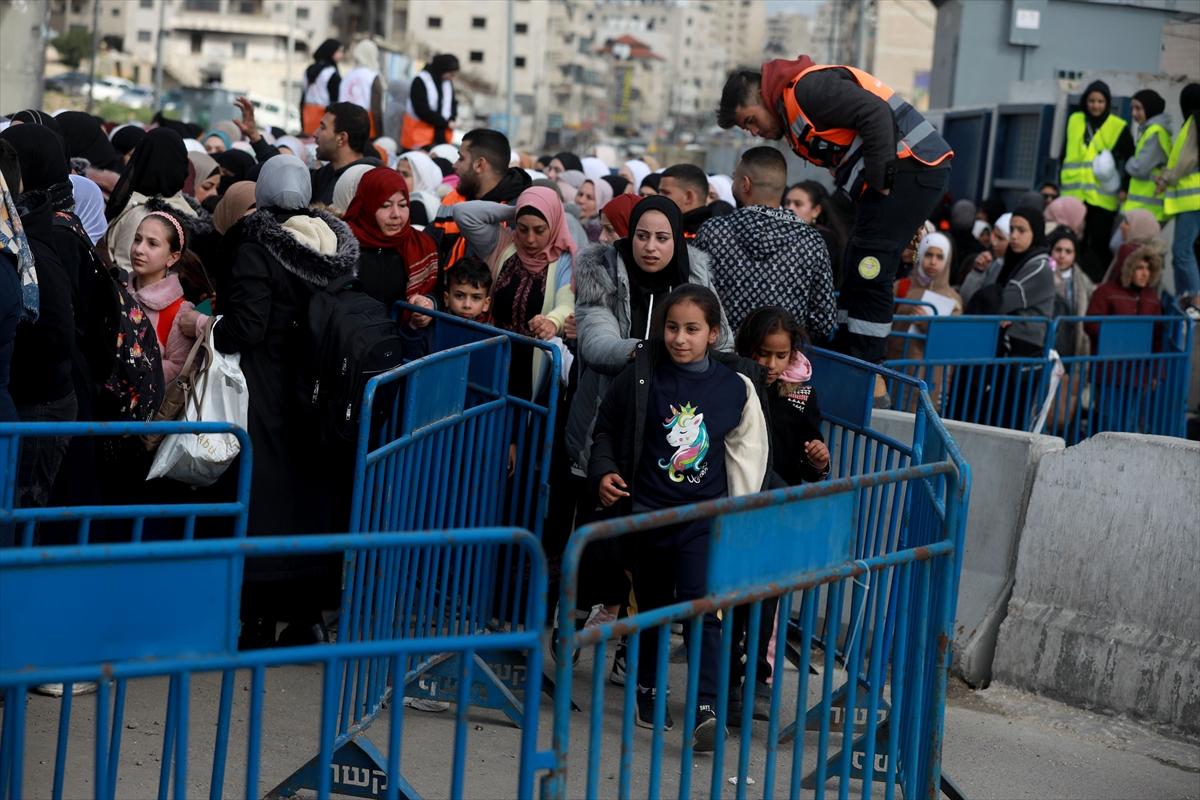 İsrail, Filistinlilerin Kudüs'e girişini kısıtladı