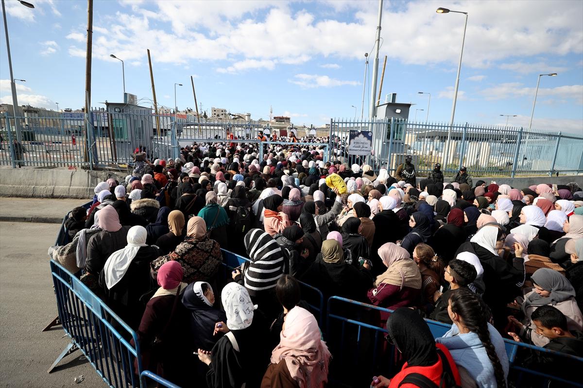 İsrail, Filistinlilerin Kudüs'e girişini kısıtladı