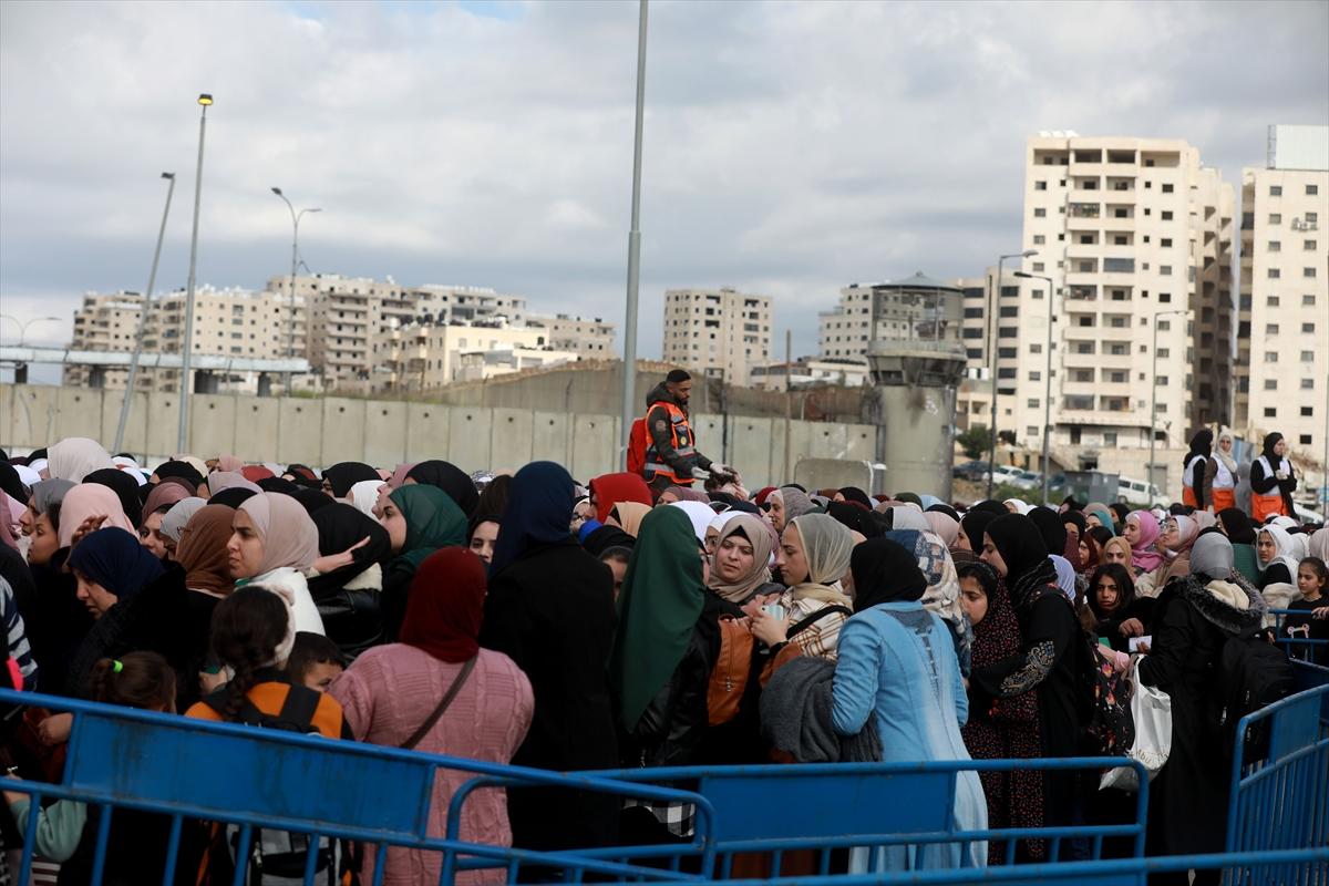 İsrail, Filistinlilerin Kudüs'e girişini kısıtladı