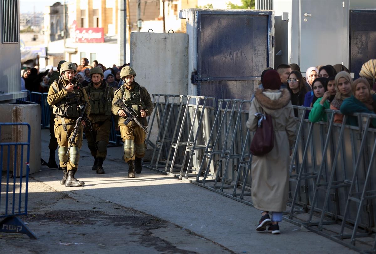 İsrail, Filistinlilerin Kudüs'e girişini kısıtladı