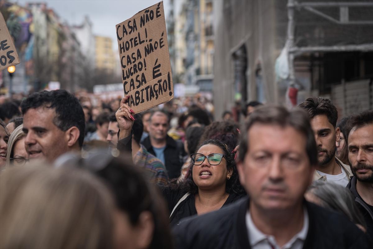 Portekiz'de konut krizi! 6 büyük kentte gösteri düzenlendi