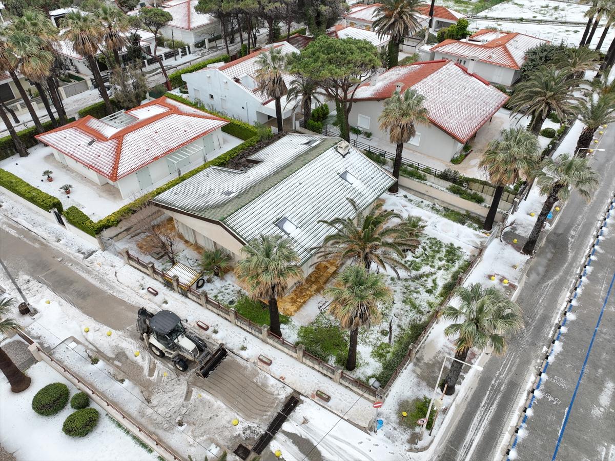 İzmir'i dolu vurdu! Beyaza bürünen Çeşme sahilinden kareler