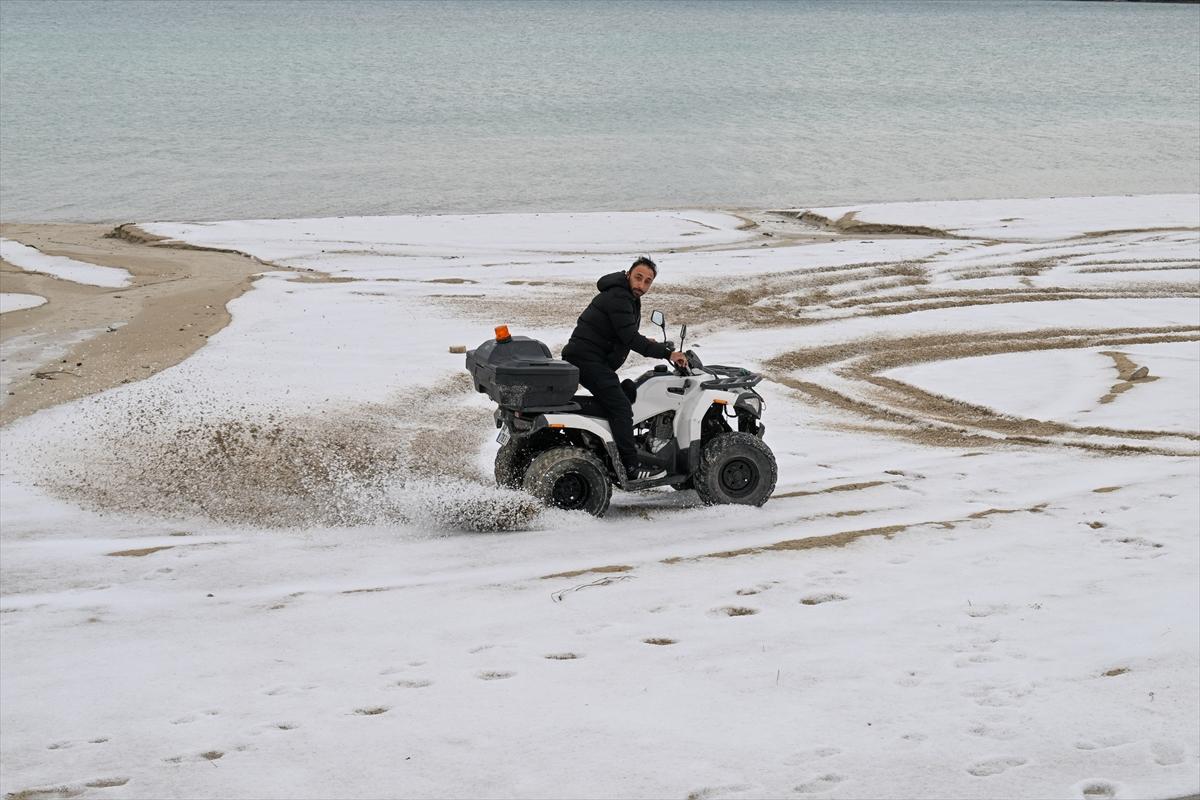 İzmir'i dolu vurdu! Beyaza bürünen Çeşme sahilinden kareler