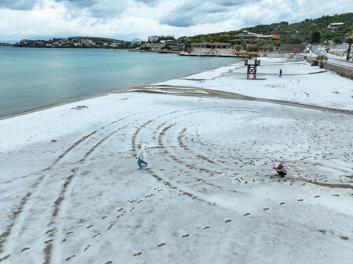 İzmir'i dolu vurdu! Beyaza bürünen Çeşme sahilinden kareler