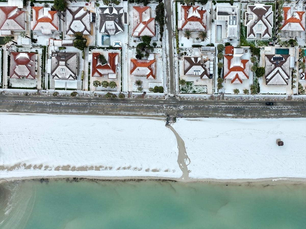 İzmir'i dolu vurdu! Beyaza bürünen Çeşme sahilinden kareler