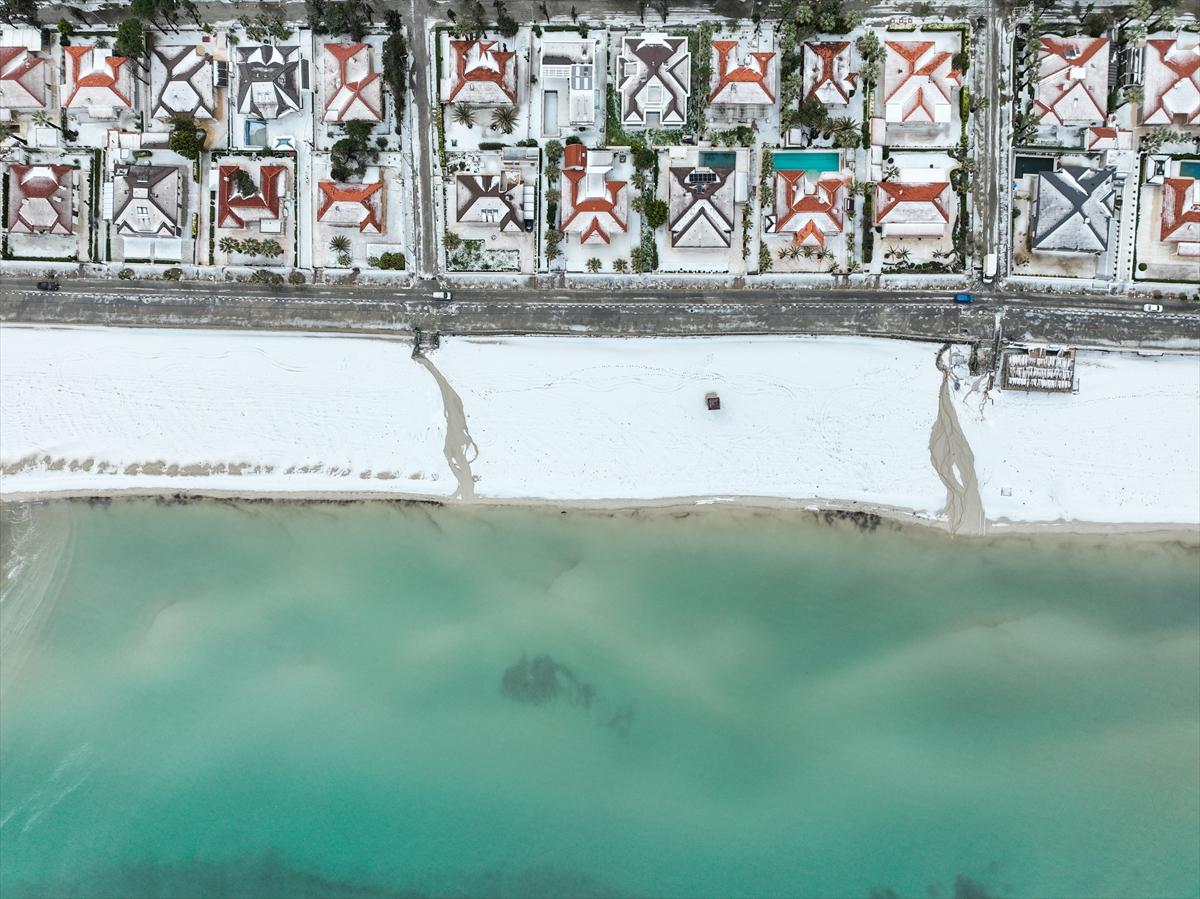 İzmir'i dolu vurdu! Beyaza bürünen Çeşme sahilinden kareler