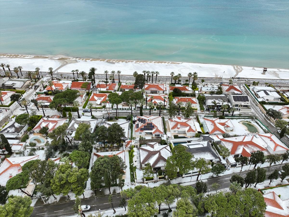 İzmir'i dolu vurdu! Beyaza bürünen Çeşme sahilinden kareler