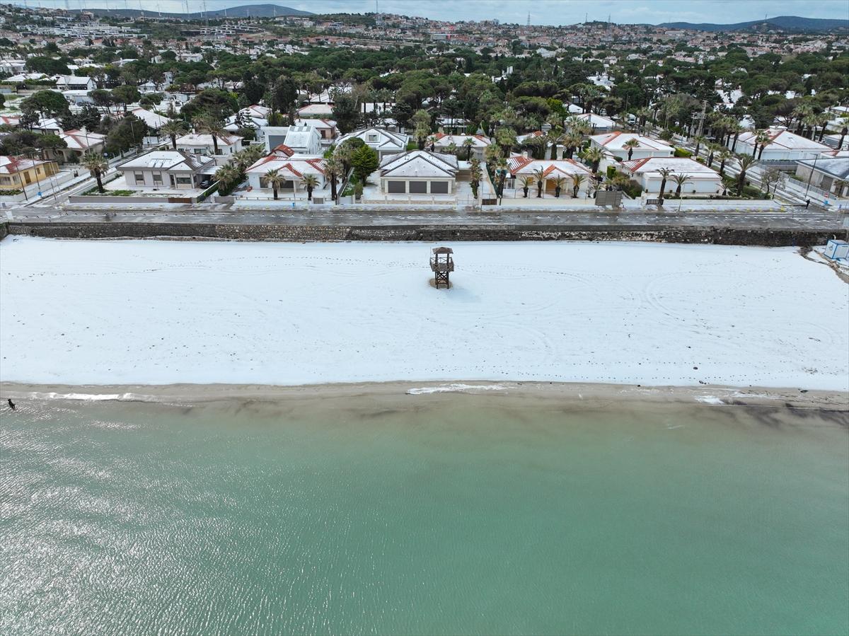 İzmir'i dolu vurdu! Beyaza bürünen Çeşme sahilinden kareler