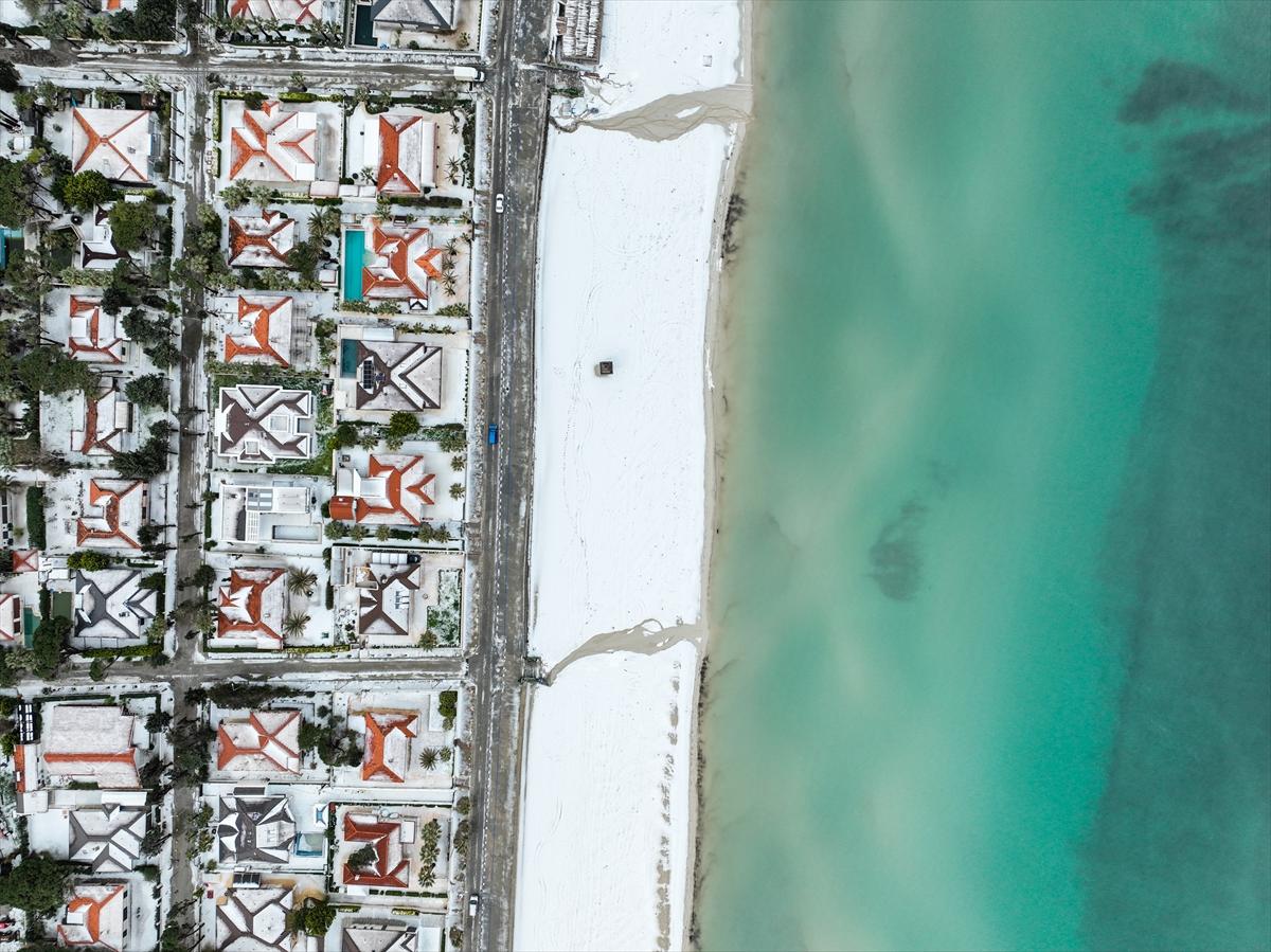 İzmir'i dolu vurdu! Beyaza bürünen Çeşme sahilinden kareler