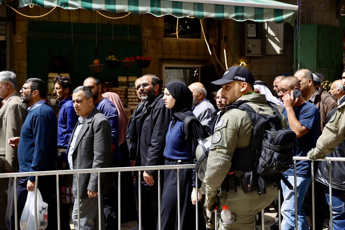 İşgal altındaki Kudüs'te Ramazan ayının üçüncü cuma namazı