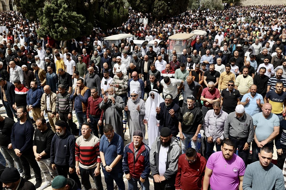 İşgal altındaki Kudüs'te Ramazan ayının üçüncü cuma namazı